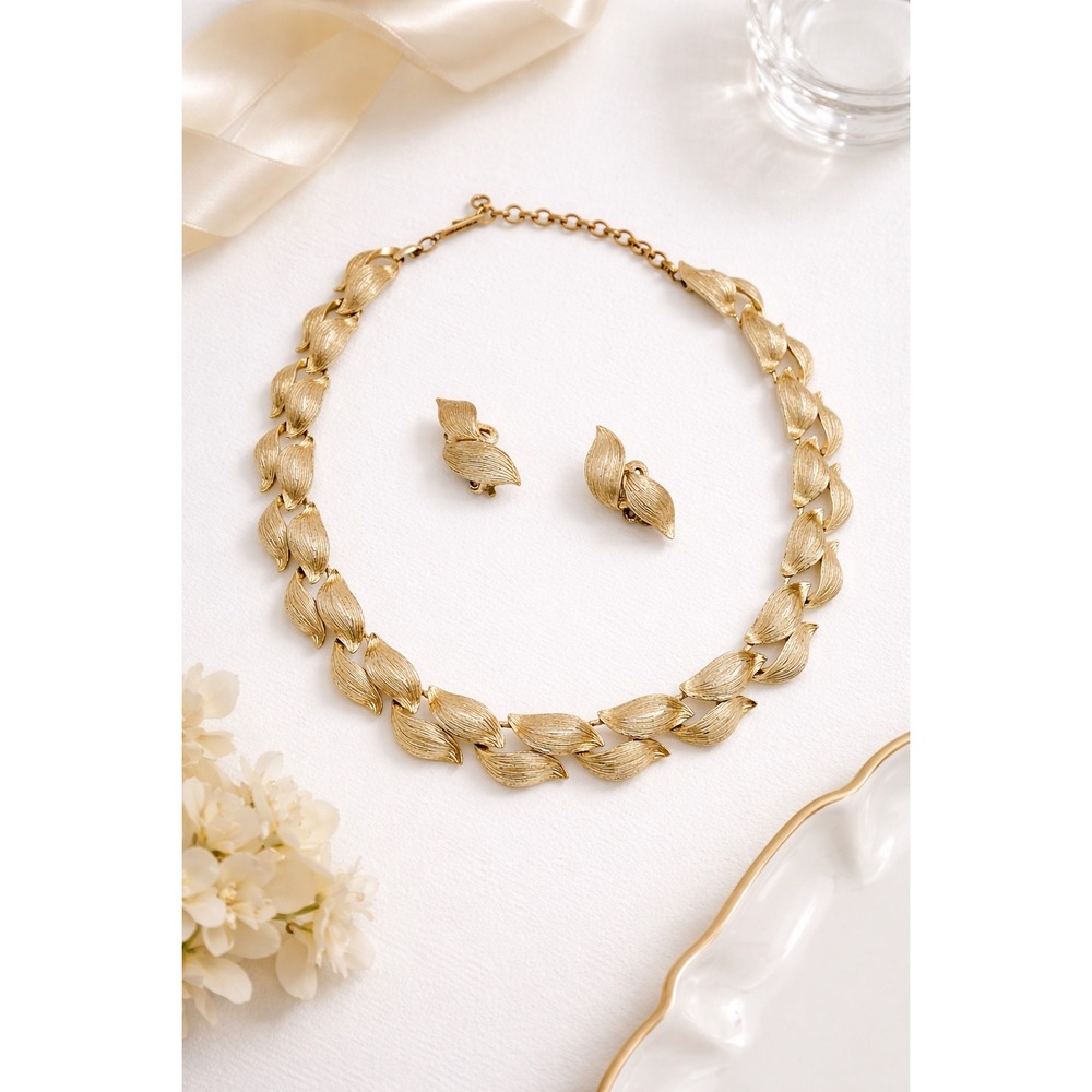 Lisner Vintage Gold Tone Textured Leaf Choker Necklace and Clip Earring Set‎